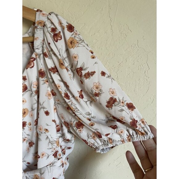 New! ASTR Taupe Rust Floral Peplum Top Size Medium Short Sleeve V-Neck White Puf - Picture 6 of 7